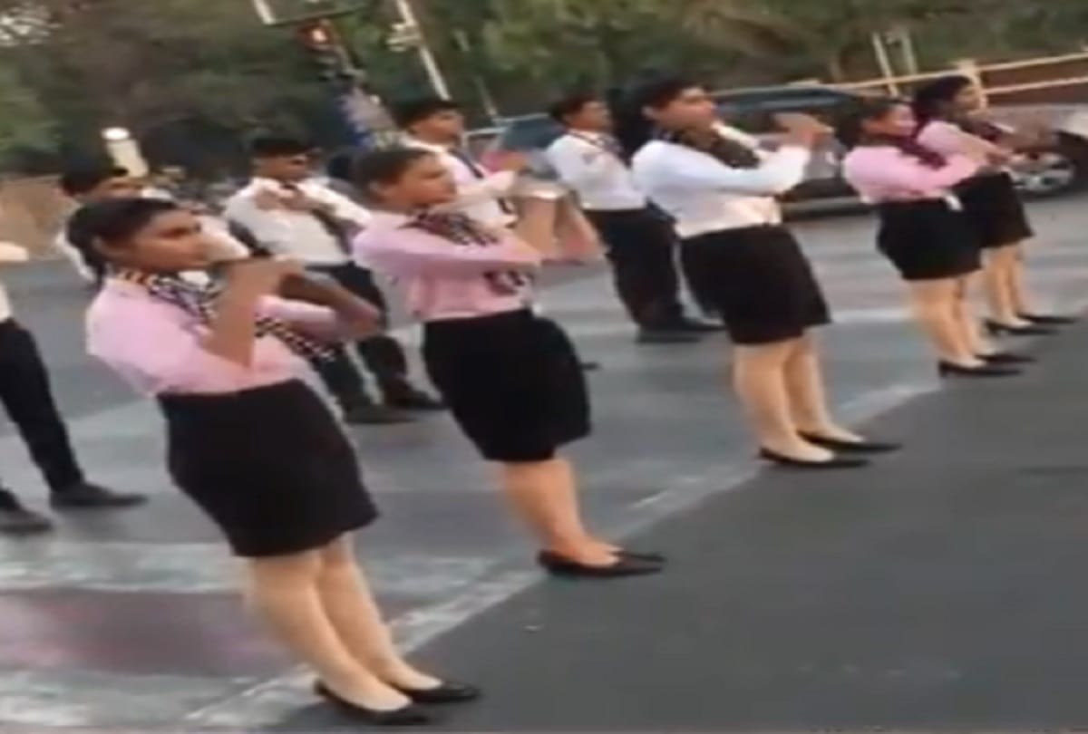 Students of Air Hostess for safe traffic explained the rules to drivers