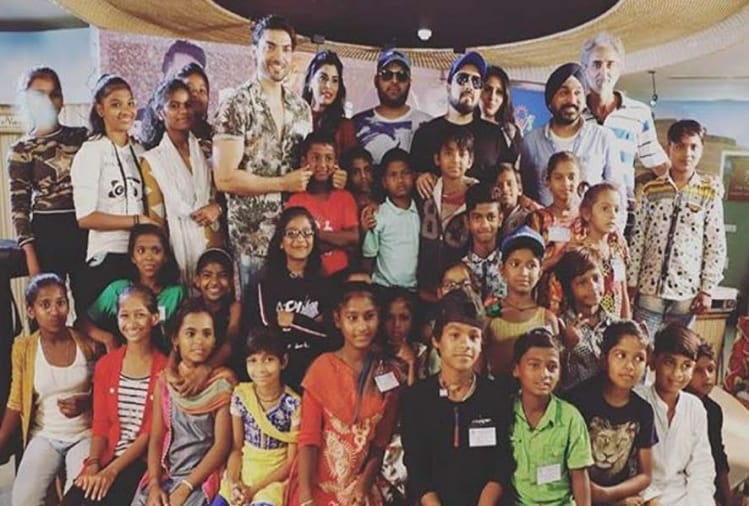 kapil sharma and mika singh celebrated baisakhi