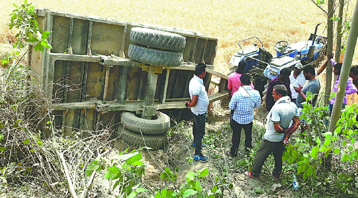 Driver's death by drowning under the tractor-trolly