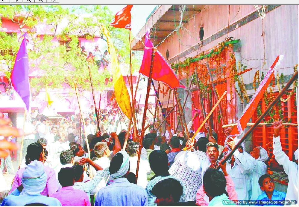 नरी सेंमरी देवी मंदिर पर यदुवंशियों ने लट्ठों से की पूजा