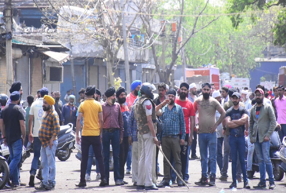 local people angry due to sealing in Mayapuri