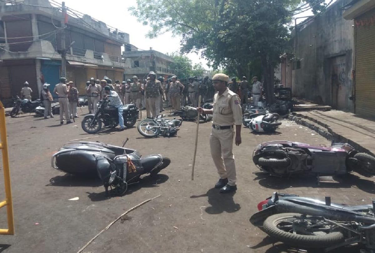 delhi clash between security forces and locals after mcd officials reach mayapuri seal 850 factory