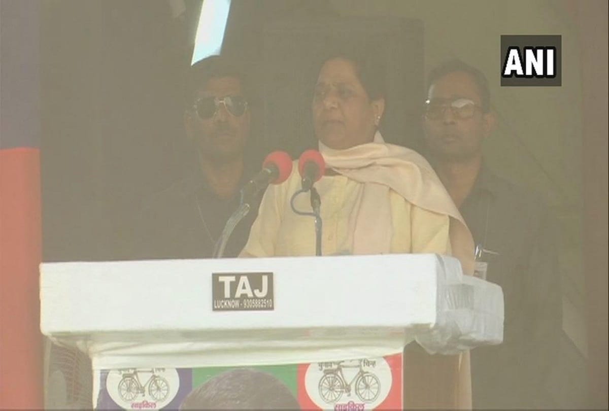 mayawati responds to yogi adityanath remark says Hamare Ali aur Bajrangbali dono hain