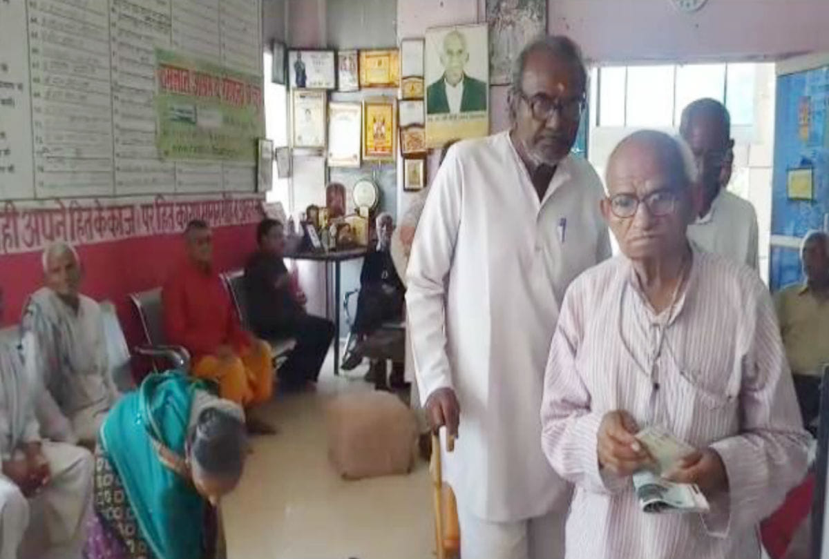 son abused the elderly parents in Ramlal Old Age Home Agra