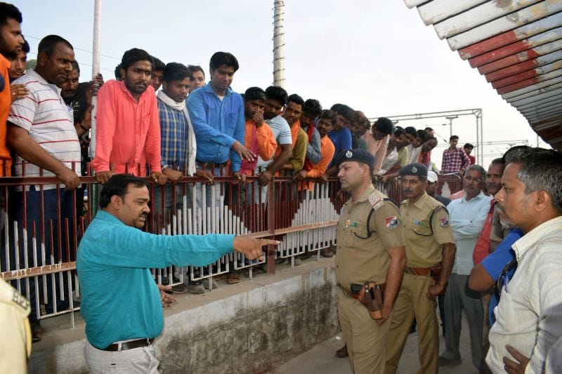 साथी की गिरफ्तारी पर भड़के रेलकर्मी, हंगामा