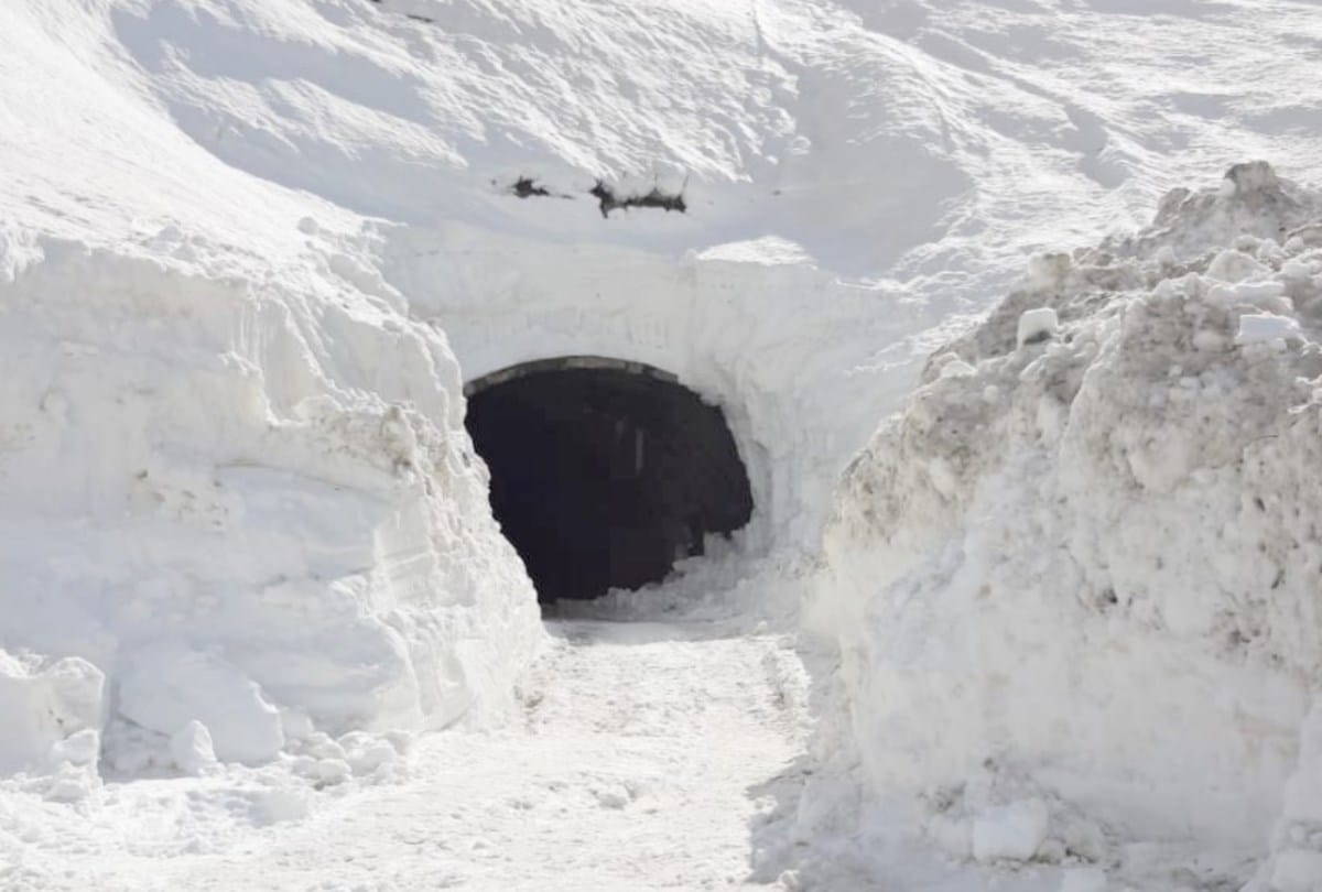 BRO snow clearance in Rohtang Tunnel