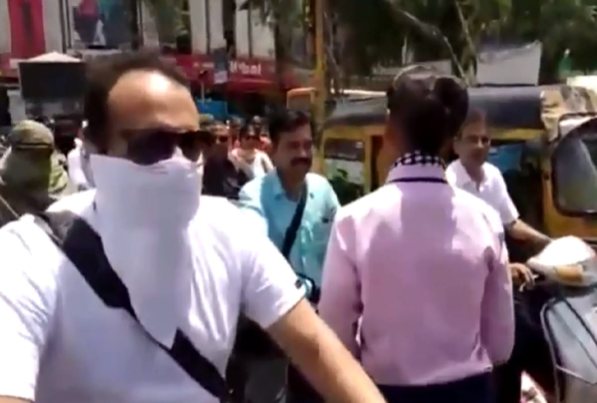Students of Air Hostess for safe traffic explained the rules to drivers
