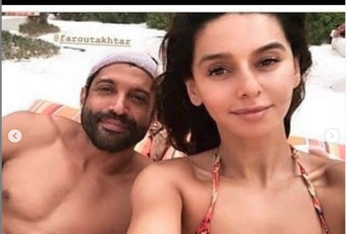 farhan akhtar parents are not happy to his pda with girlfriend shibani dandekar