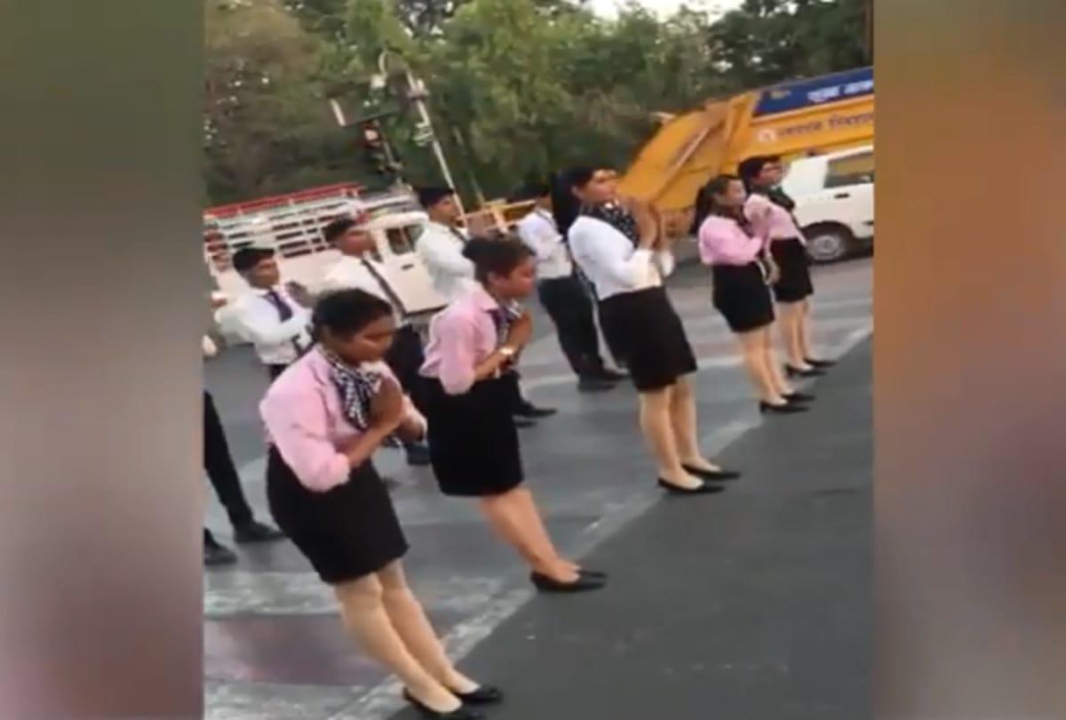 Students of Air Hostess for safe traffic explained the rules to drivers