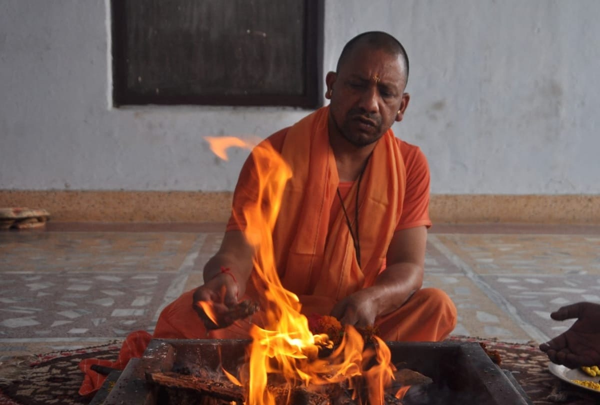 Yogi adityanath come varanasi in ban of EC before loksabha election 2019