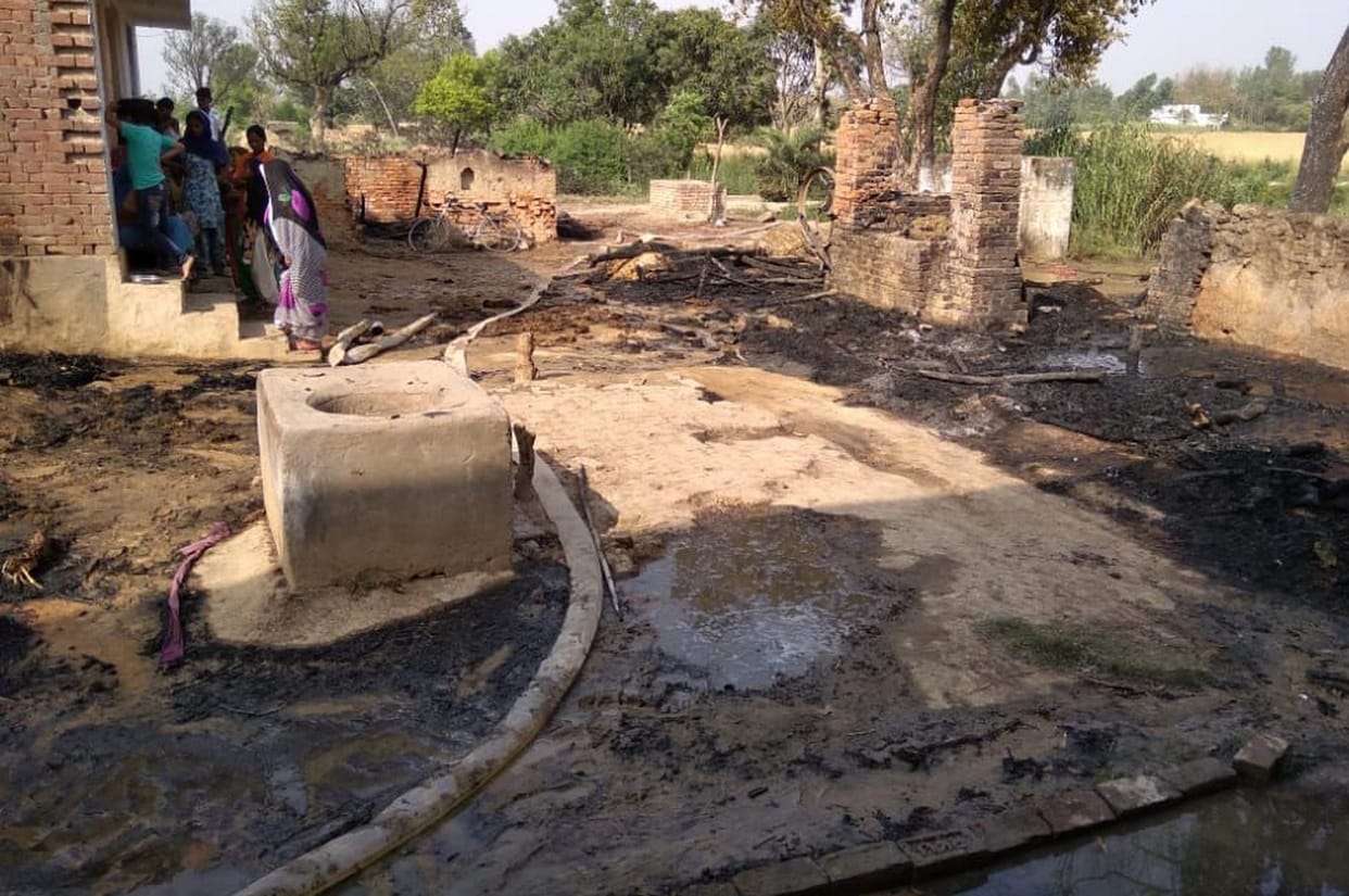 आग लगने से तीन घर 442 बीघा फसल जली