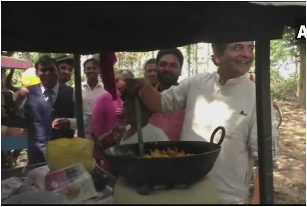 Lok Sabha Chunav 2019: Pakoda Politics of Congress candidate RPN Singh in Kushinagar