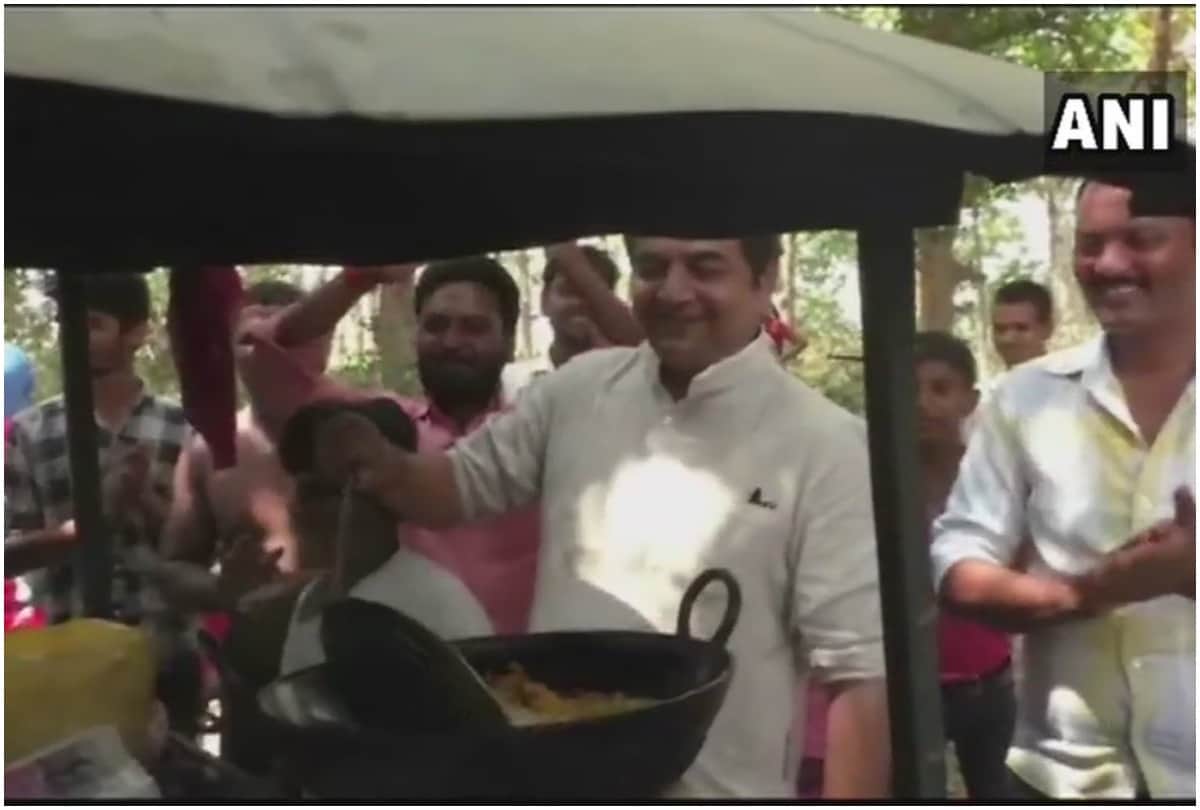 Lok Sabha Chunav 2019: Pakoda Politics of Congress candidate RPN Singh in Kushinagar