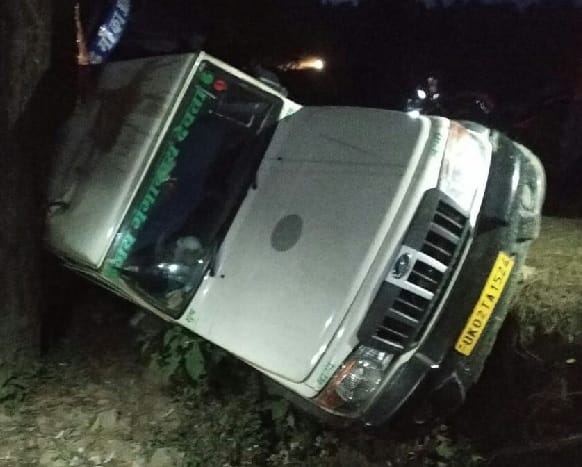Barkabu Max overturned near the worm band, injured three