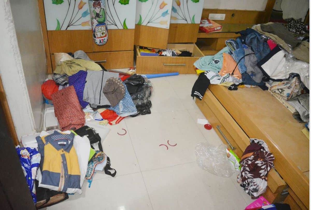 robbery in bullion businessman house update news mathura