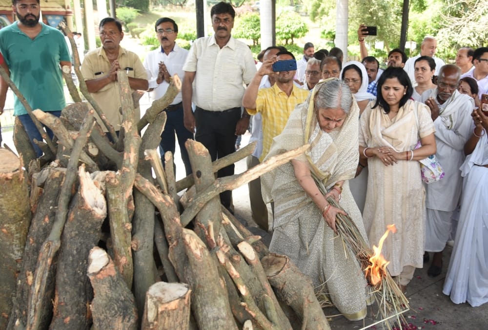 swaroop kumari bakshi cremated in bhainsakund in lucknow.