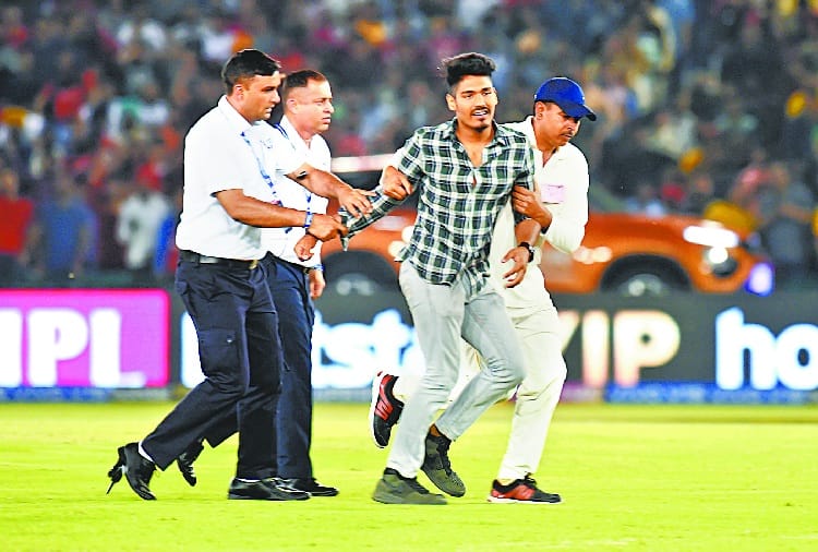 Public Crazy for Cricket Match and Cricketers, Virat Kohli