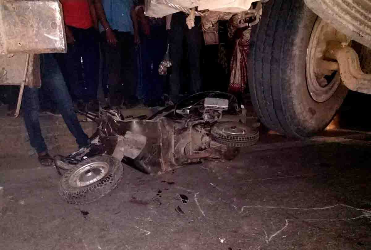 Prayagraj: Truck collides with Chashma businessman, wife crushes, death