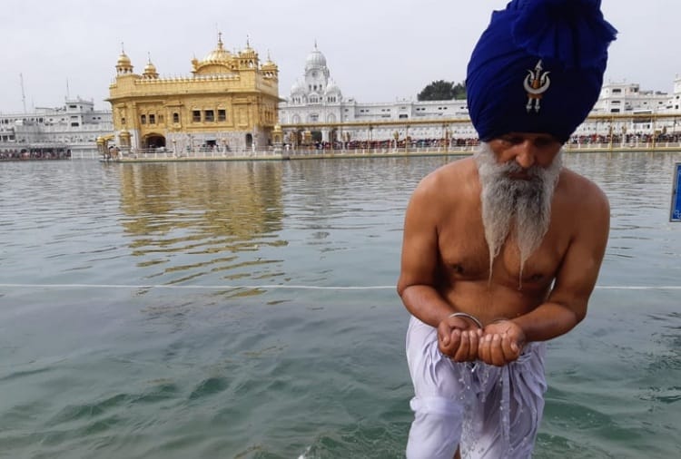 Devotees take holy dip in Sarovar at Golden Temple on Baisakhi