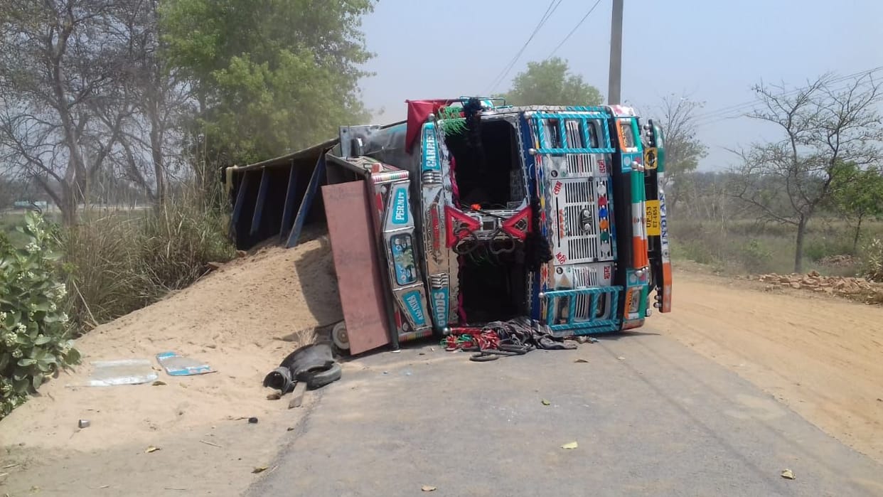 ट्रक पलटा