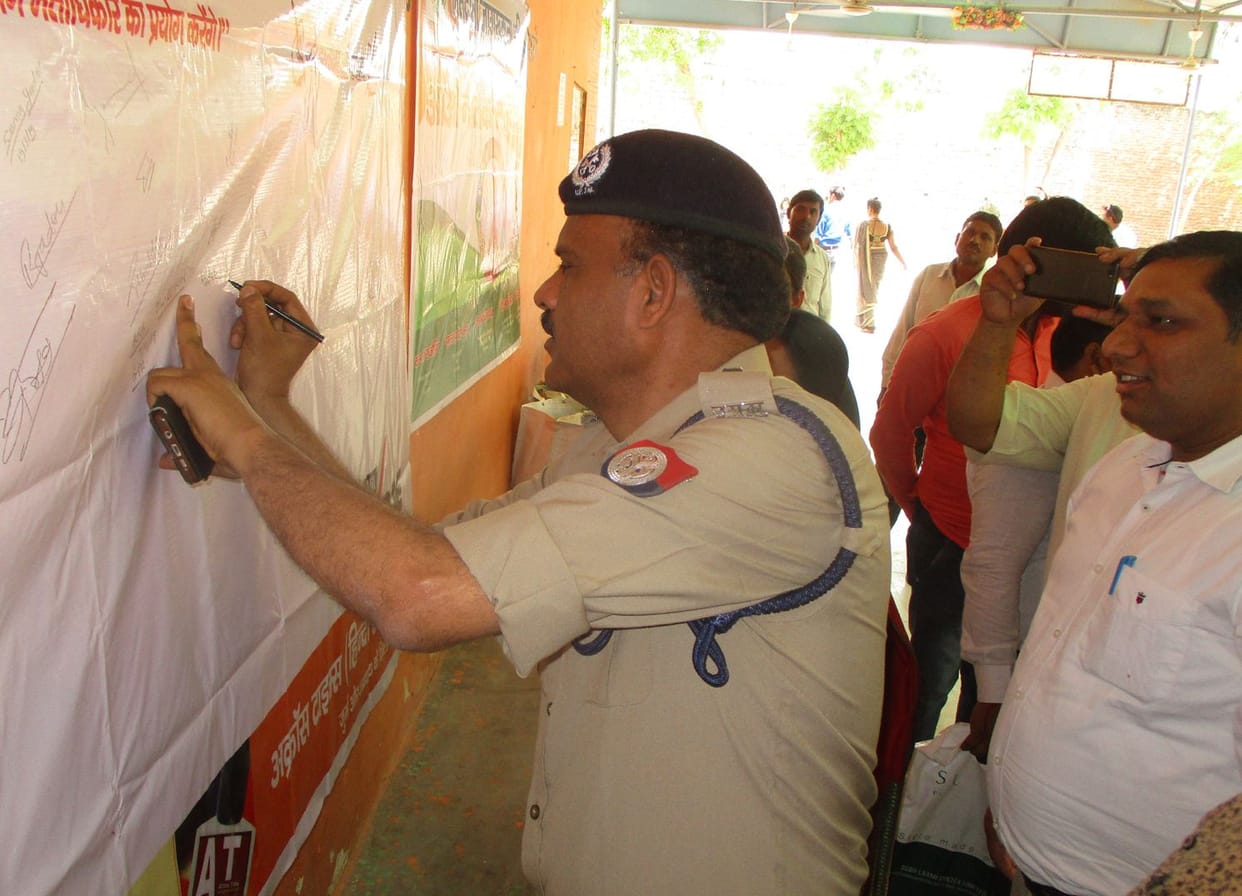 जेल के बाहर मुलाकातियों को किया जागरुक