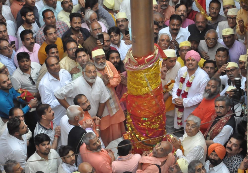 देहरादून : 66वें ध्वजारोहण महोत्सव में ध्वजारोहण होते ही गूंजे मां के जयकारे