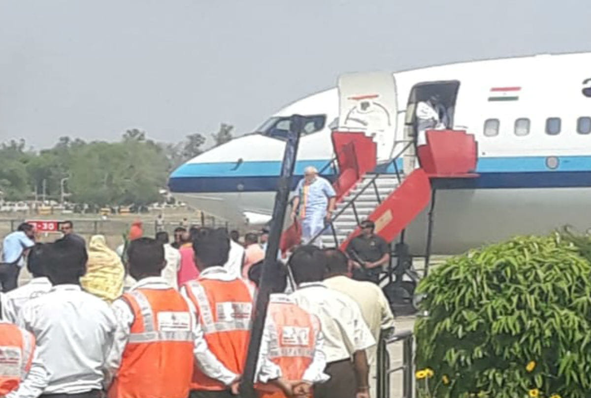 pm narendra modi stay at airport discuss over lok sabha elections in agra