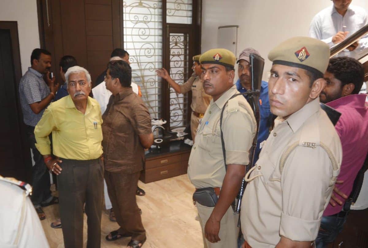 robbery in bullion businessman house update news mathura