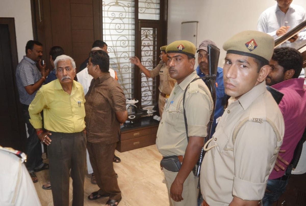 robbery in bullion businessman house update news mathura