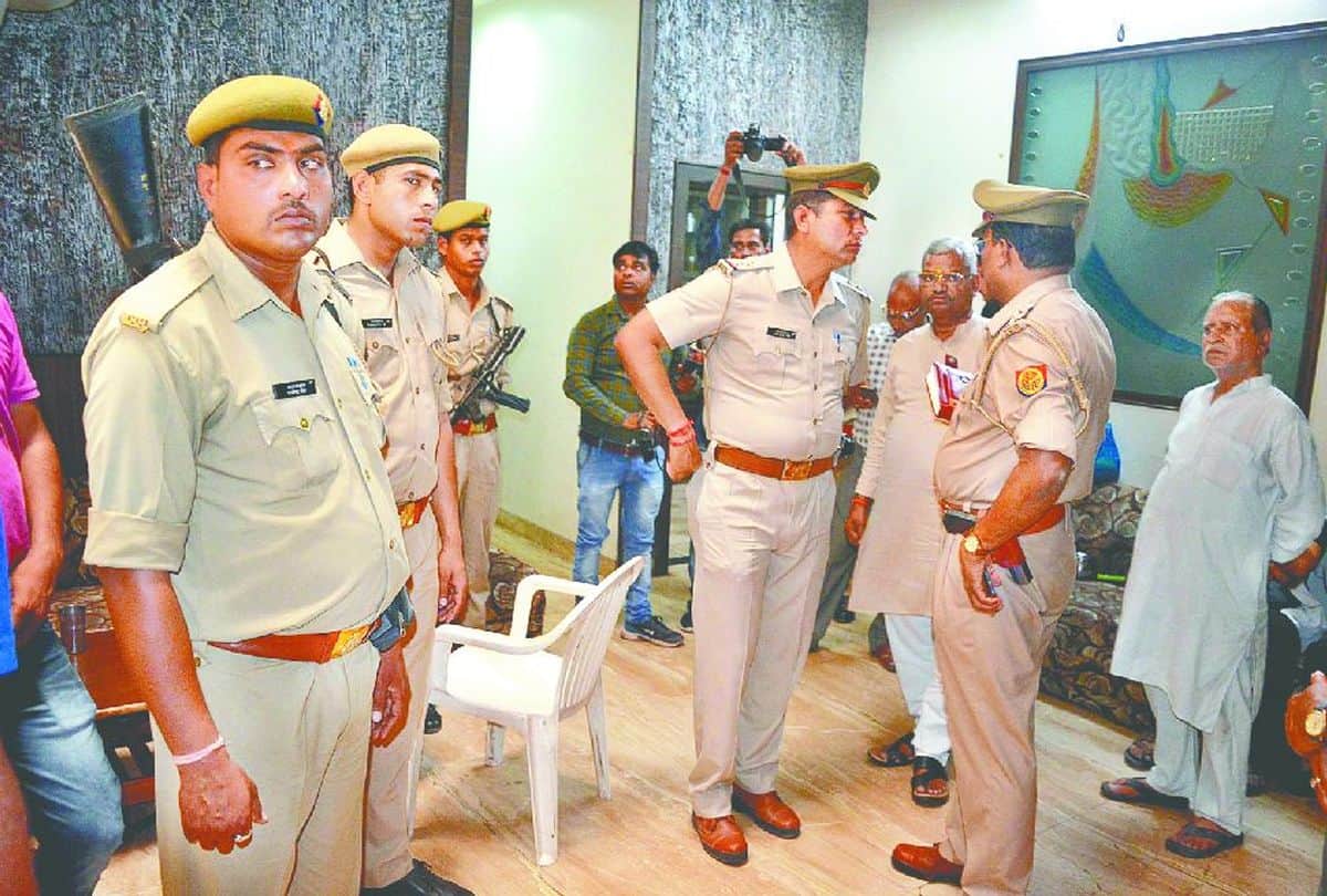robbery in bullion businessman house update news mathura