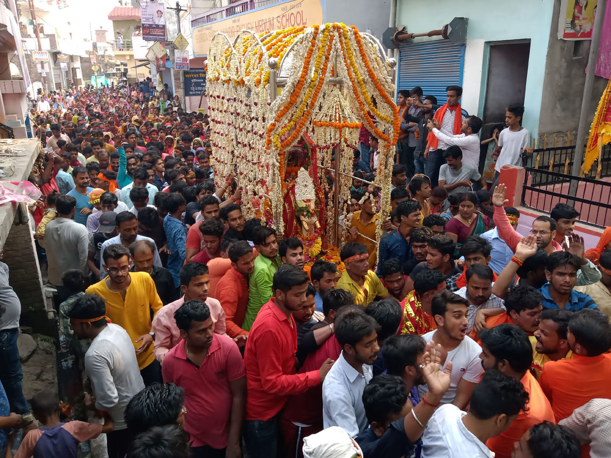 बुढ़िया माई मंदिर से निकली भव्य शोभा यात्रा