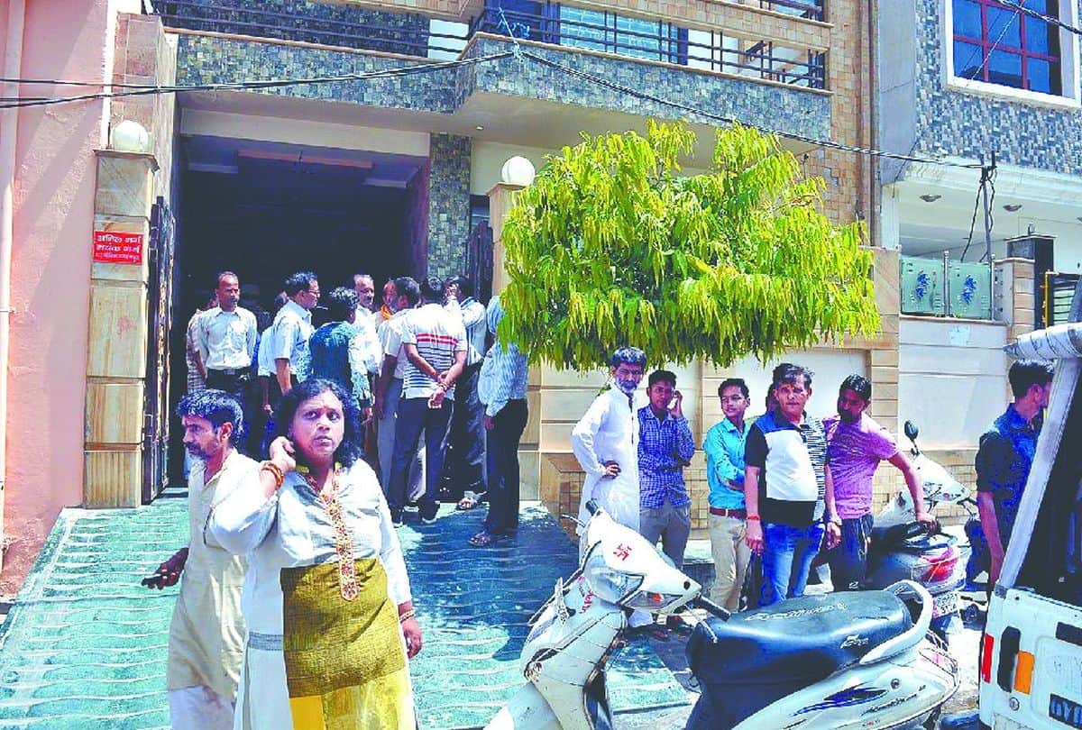 robbery in bullion businessman house update news mathura