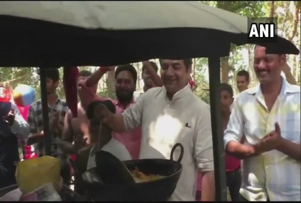 Congress leader RPN Singh fried pakora and prepared jalebi in kushinagar