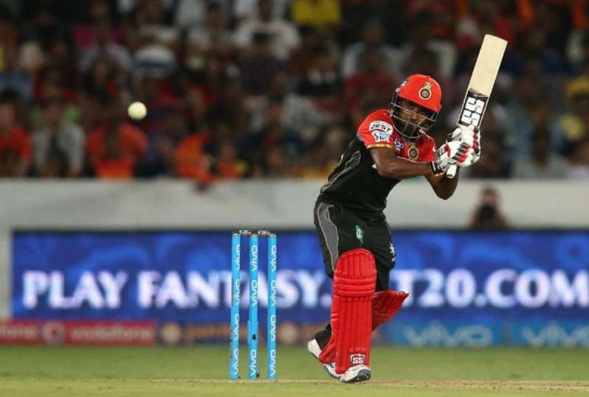 Sachin Baby proposes girlfriend in stadium wearing RCB jersey
