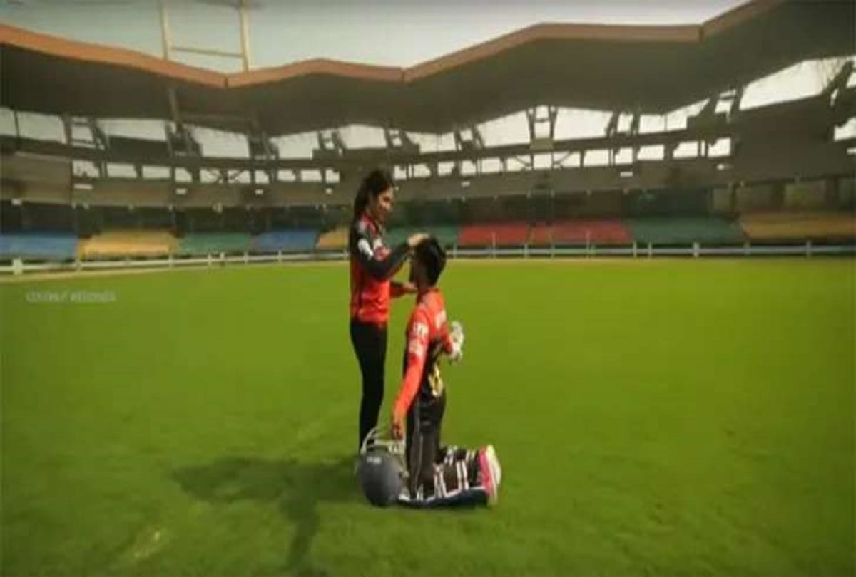 Sachin Baby proposes girlfriend in stadium wearing RCB jersey