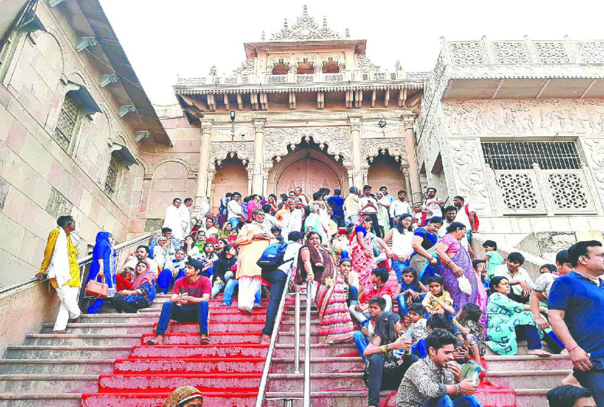Purohits closed door of shriji temple barsana