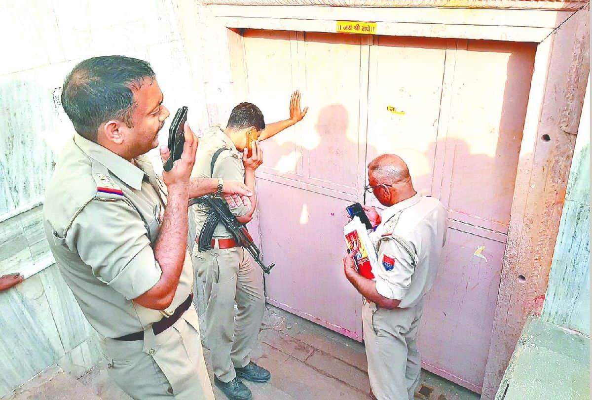 Purohits closed door of shriji temple barsana