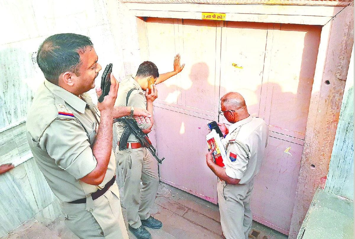 Purohits closed door of shriji temple barsana