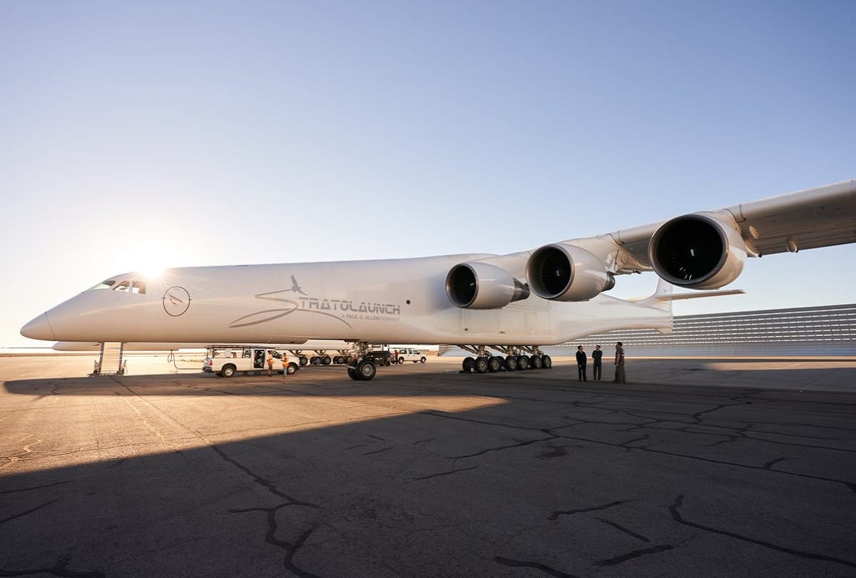 Worlds largest plane stratolaunch makes first flight over the Mojave Desert Viral video