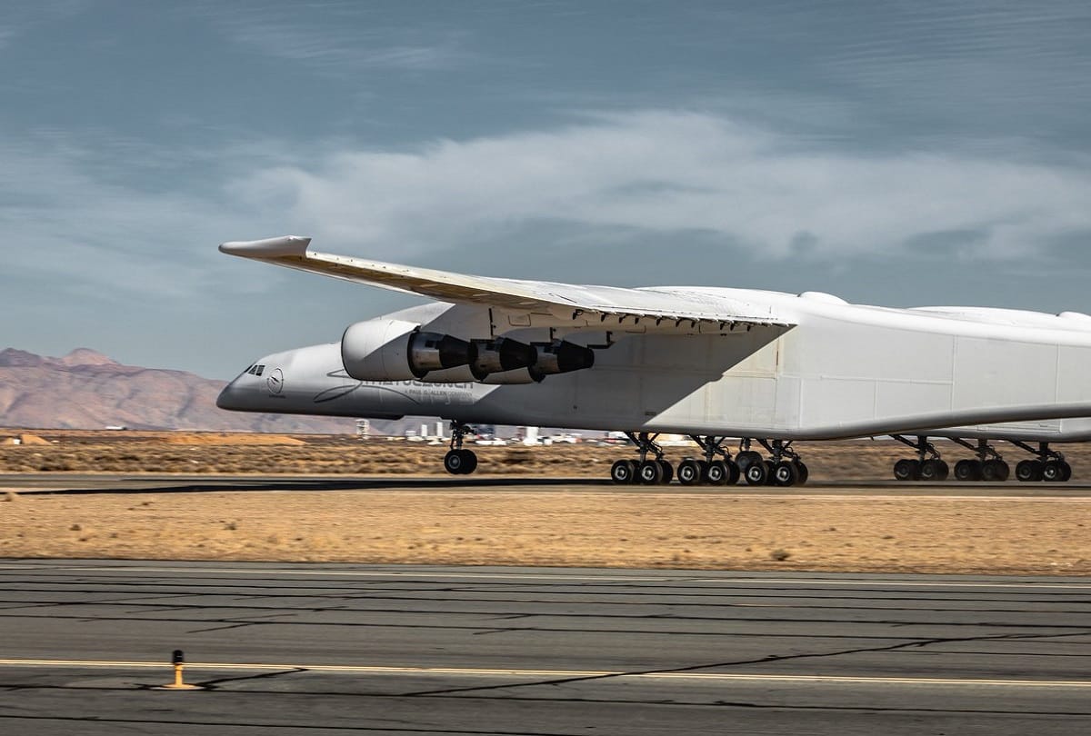 Worlds largest plane stratolaunch makes first flight over the Mojave Desert Viral video