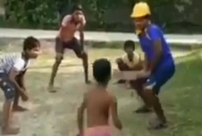 Video Viral:जब बिना बॉल के कैच आउट हुआ बल्लेबाज, हंसी नहीं रोक पाएंगे आप -  Batsman Catch Out Without Ball Funny Cricket Video Viral New Internet  Sensation - Amar Ujala Hindi News