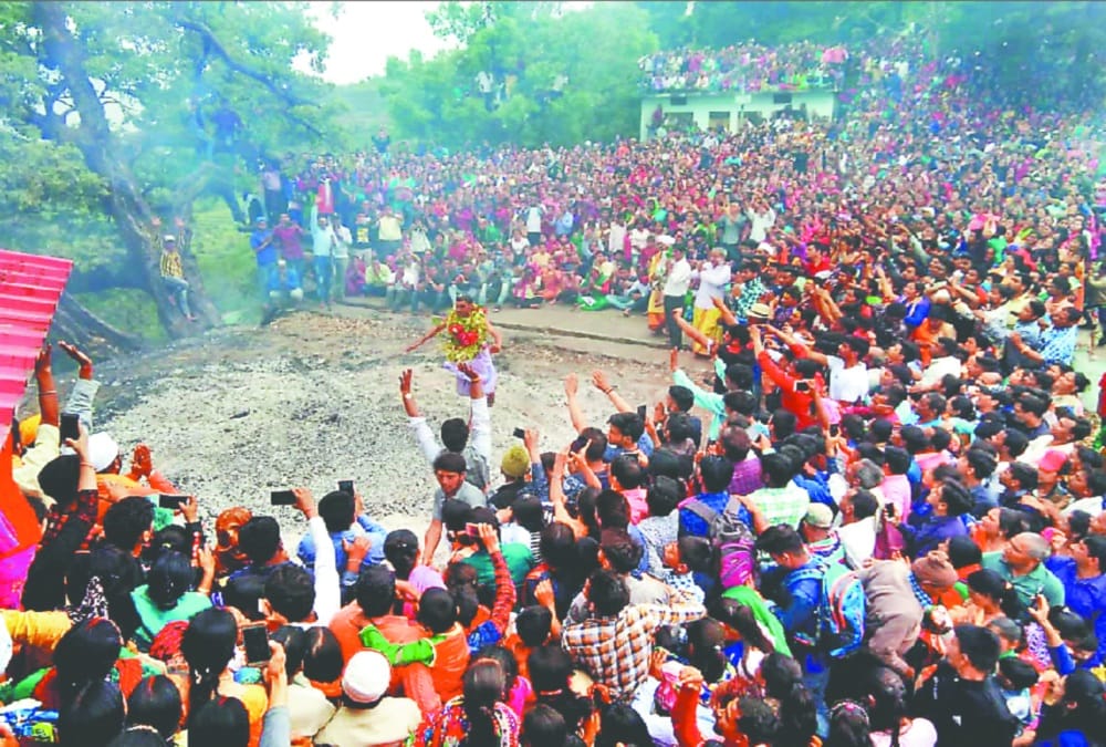 Uttarakhand News: Jakh Devta Dance on burning coals in in Rudraprayag, Devotees not Follow Covid 19 Rules Photos