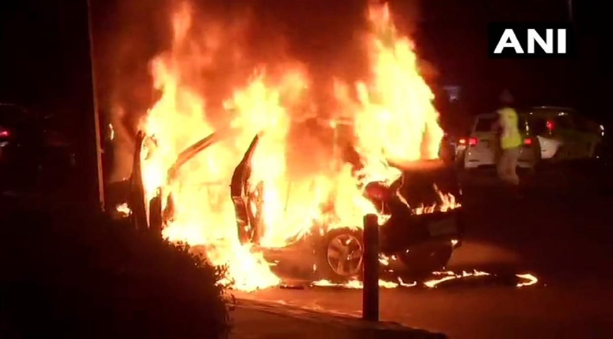 Car catches fire at Mandi House in delhi