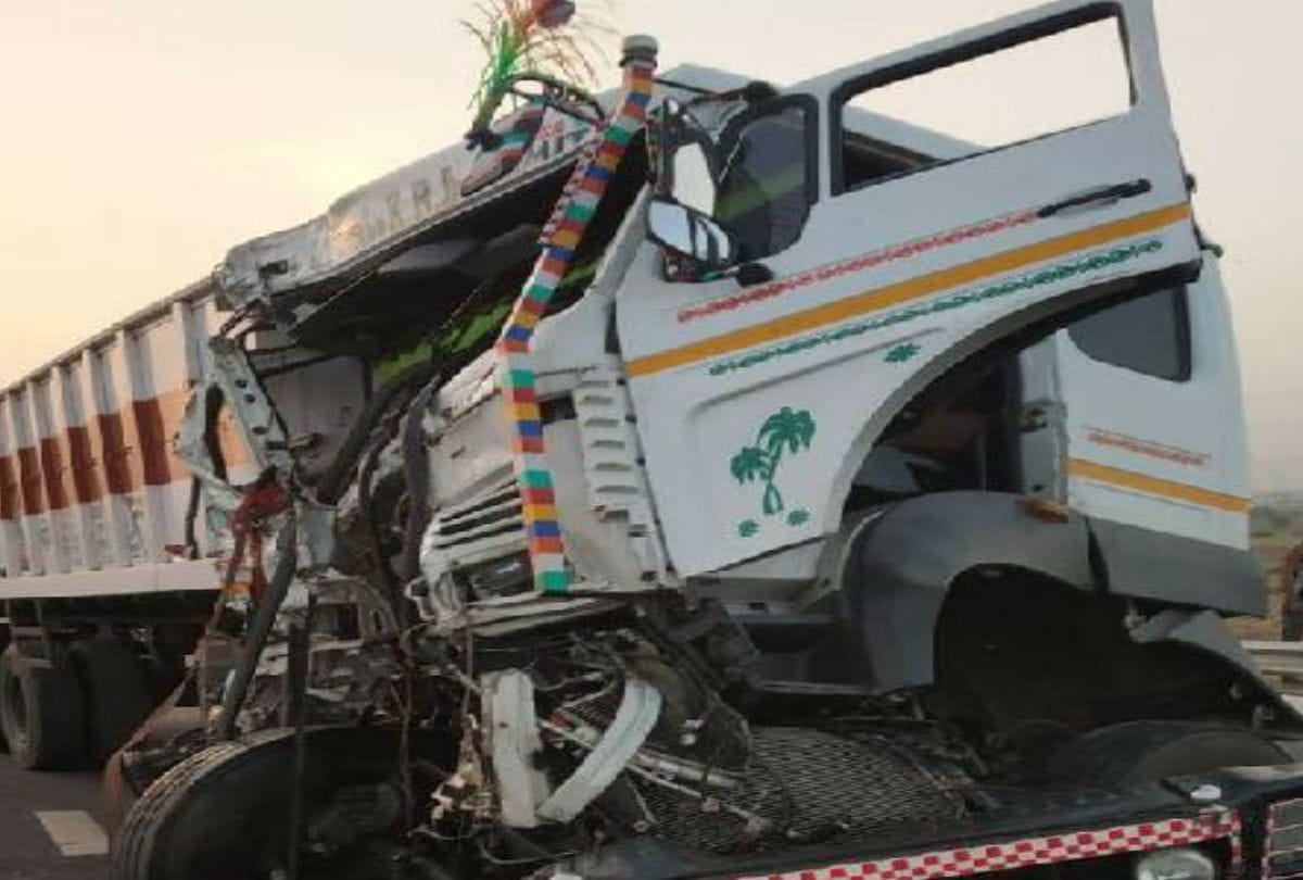 one died in accident on agra lucknow expressway truck crush trailer