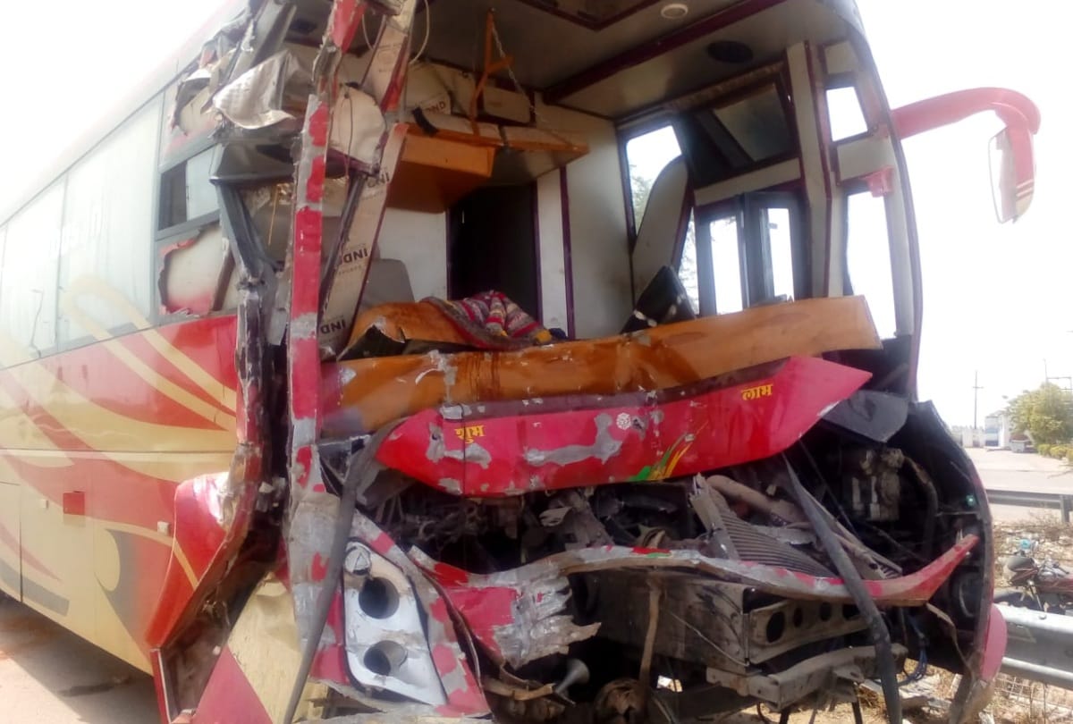 road accident at yamuna expressway many passenger injured