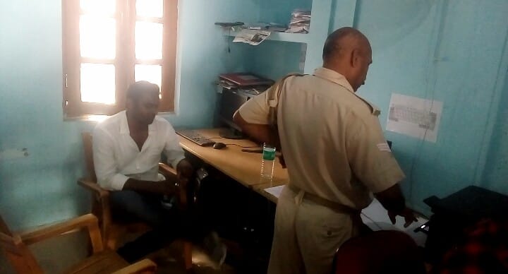 प्रमुख सेमरियावां गिरफ्तार 19-50-46