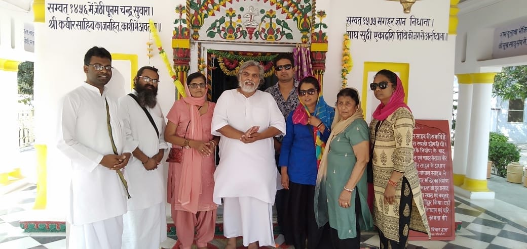 कबीर की समाधि और मजार पर टेका मत्था