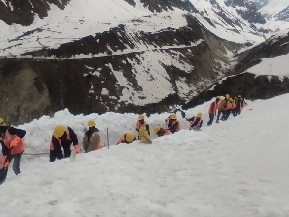 Snow cutting in kedarnath and badrinath dham big challenge before chardham yatra 2019