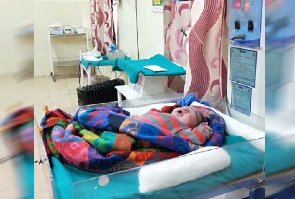 Pregnant women delivery on floor in Government hospital in champawat 