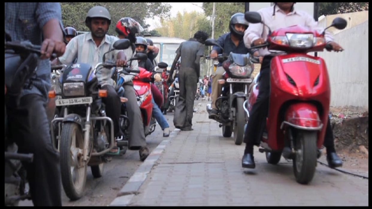 five things that you should avoid during riding to save your driving licence from traffic police